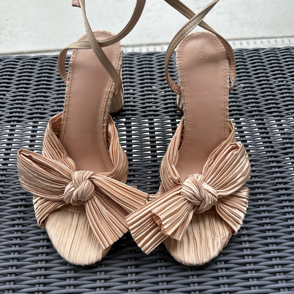 Elegant Tan Bow Sandals